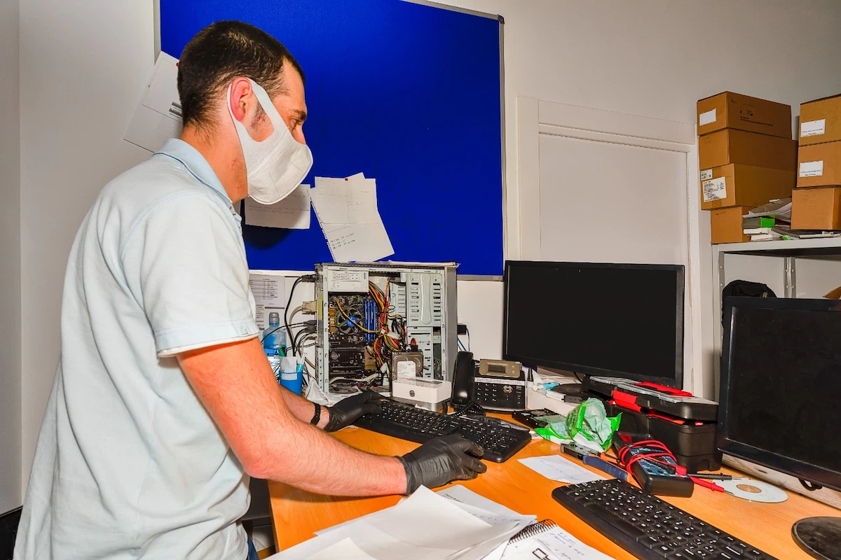 Homem consertando um computador de mesa